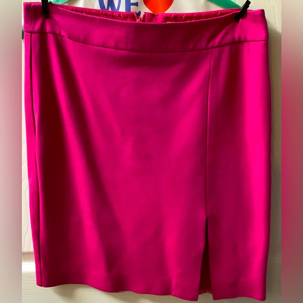 Trina Turk sexy pink pencil skirt with slit, Size 6